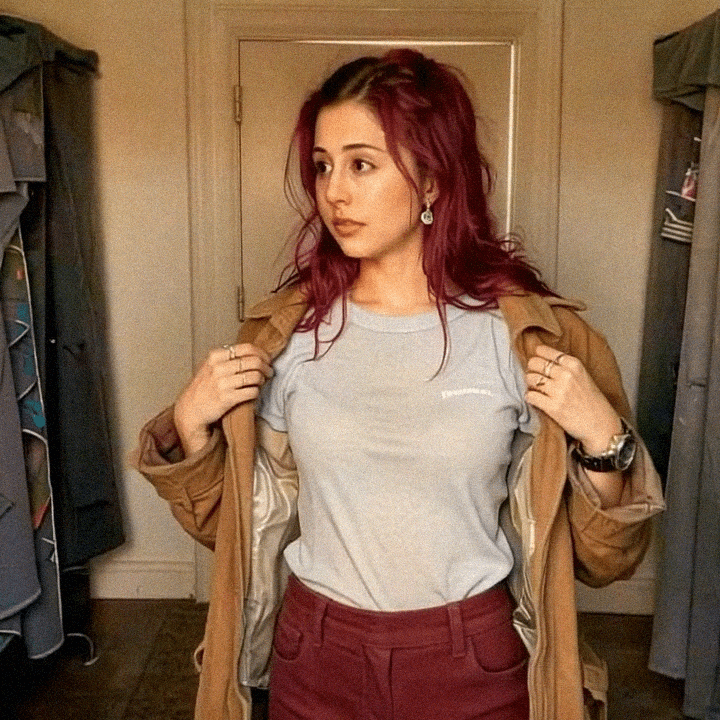 Emma-Jane MacKinnon-Lee con ese abrigo abrigooo